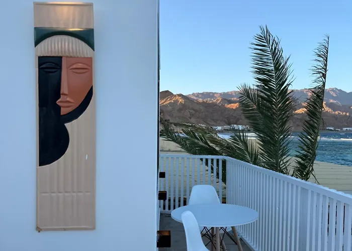 Casa Luna Beach-front Lodge